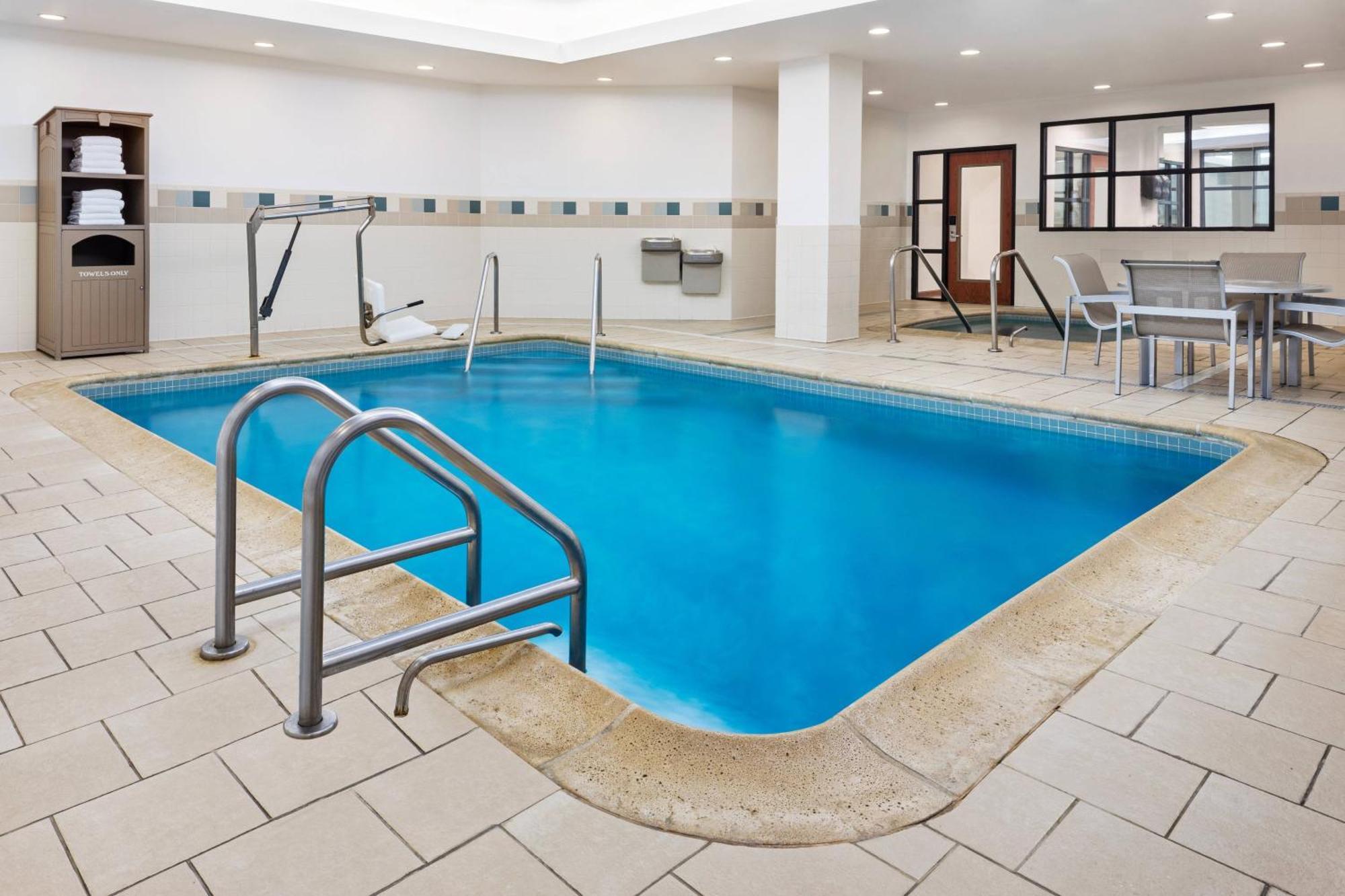 Courtyard By Marriott Stamford Downtown Hotel Екстериор снимка