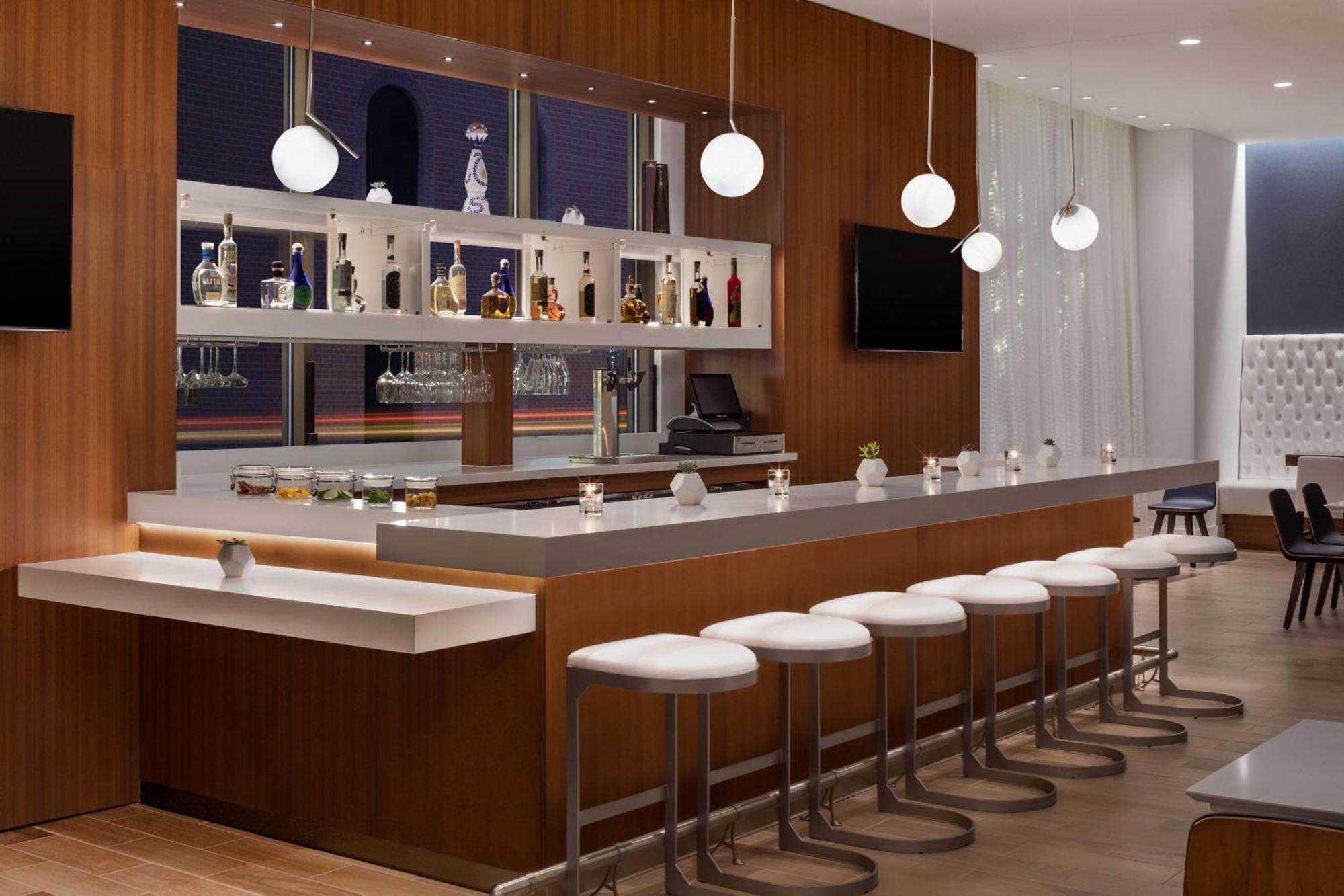 Courtyard By Marriott Stamford Downtown Hotel Екстериор снимка